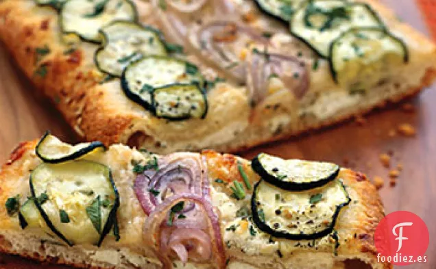 Pan Plano de Calabacín con Queso y Cebolla Roja