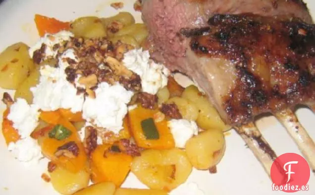 Ñoquis De Patata Fritos En Sartén Con Calabaza, Queso De Cabra y Nueces