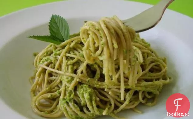 Pasta Farfalle Con Calabacín, Menta y Almendras