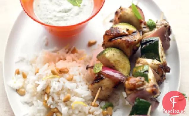 Brochetas de Pollo Griegas a la Parrilla con Salsa de Menta y Queso Feta