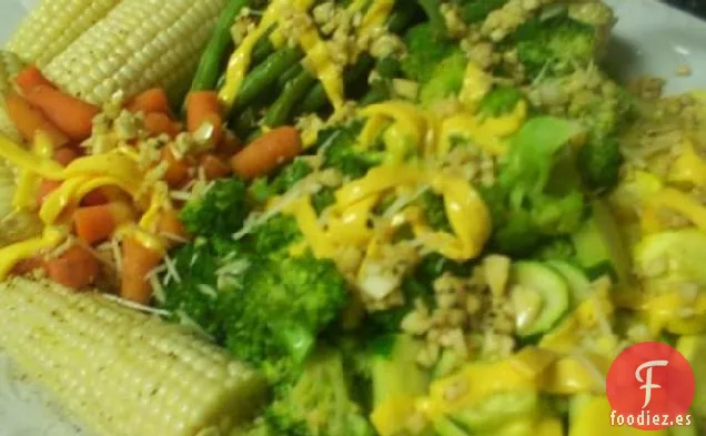 Plato De Verduras Al Vapor Con Aderezo De Ajo Y Limón