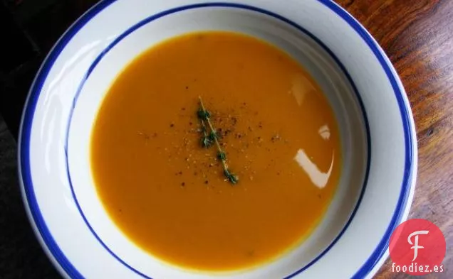 Cazuela De Cosecha De Jardín Asada Con Papas Rojas