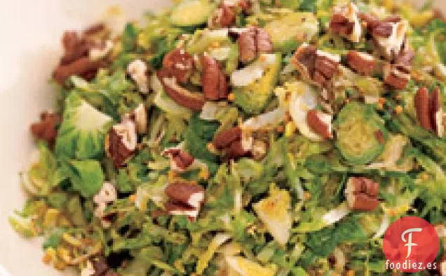 Coles De Bruselas Ralladas Con Nueces Pecanas Y Semillas De Mostaza
