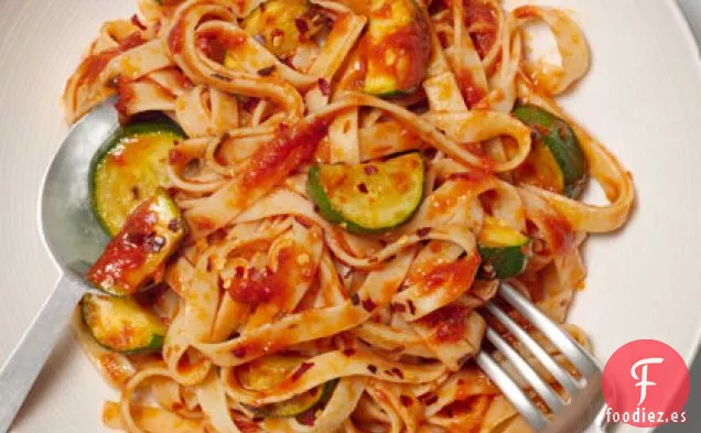 Fettuccine Con Salsa Picante De Calabacín y Tomate