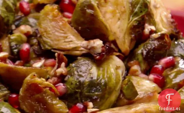 Coles de Bruselas Asadas con Granadas y Mantequilla de Vainilla y Nueces Pecanas