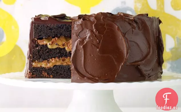 Pastel de Chocolate con Crujiente de Chocolate con Leche y Salsa de Caramelo