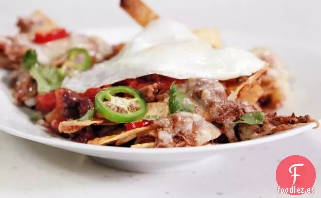 Chilaquiles de Frijoles Negros y Carne de Res con Huevos Fritos