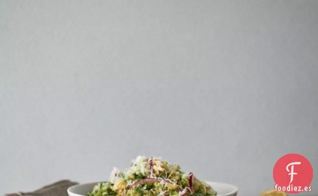Ensalada De Coles De Bruselas Con Cebolla Roja Y Queso De Oveja