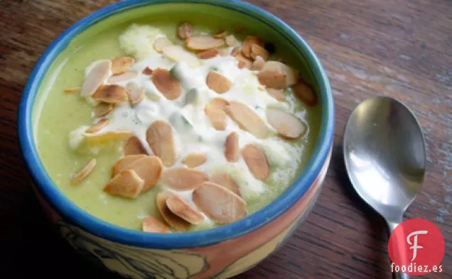Sopa De Coles De Bruselas Con Crema De Cebollino Y Almendras