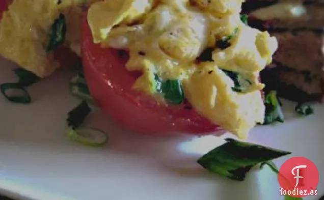 Huevos Bajos en Calorías en Tazas de Tomate