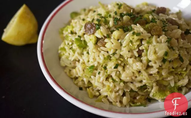 Ensalada De Orzo Caliente Con Coles De Bruselas Y Pasas Doradas