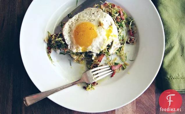 Huevos Con Ensalada De Col De Bruselas Afeitada