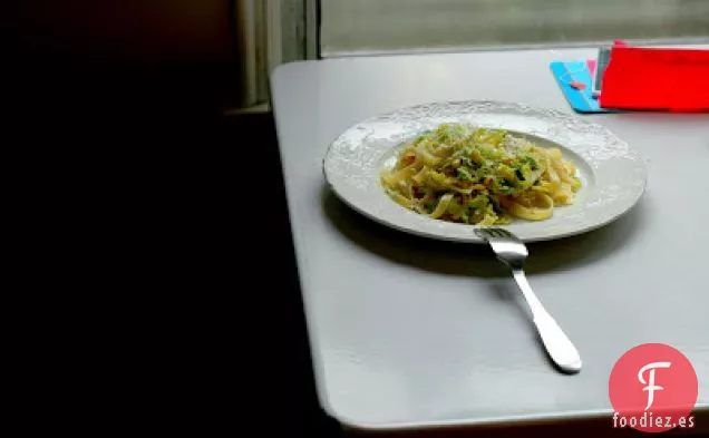 Pasta Con Coles De Bruselas Trituradas Y Piñones