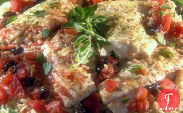 Lubina Cocida en Sartén con Aceitunas, Tomates y Arroz Integral de Orégano