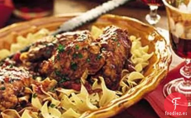 Muslos de Pollo Rellenos Estofados con Chianti sobre Fideos de Huevo