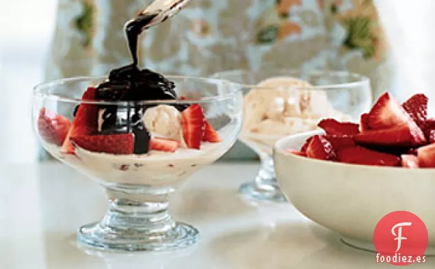Helado de Dulce de Leche con Fresas Frescas y Salsa de Chocolate Mexicano