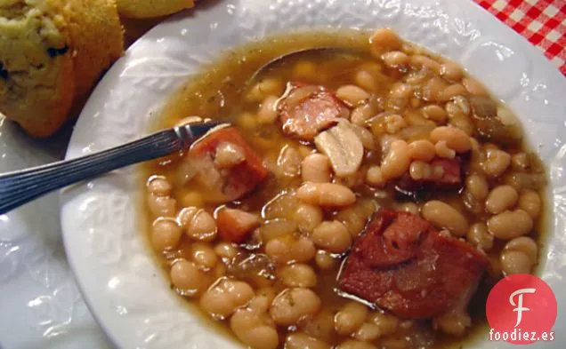 Jamón y Frijoles en Olla de Barro