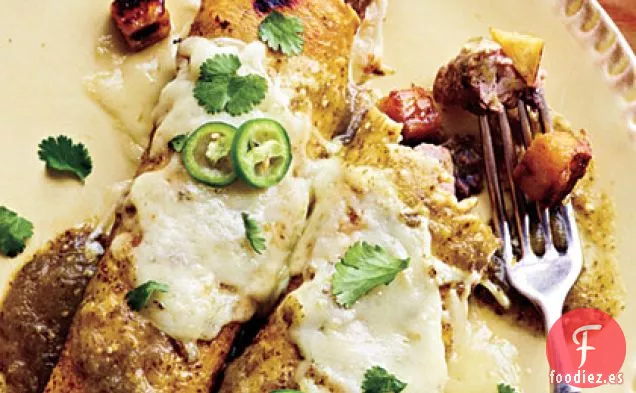 Enchiladas de Cerdo y Plátano con Puré de Frijoles Negros