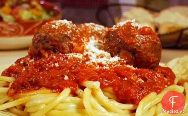 Bucatini con Salsa de Tocino y Albóndigas