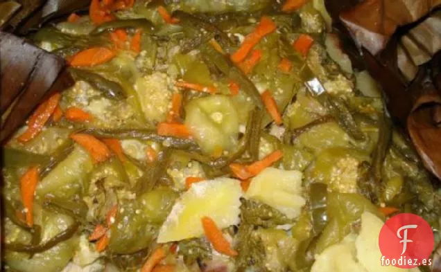 Pollo Cocido a Fuego Lento Con Tomates, Papas, Jalapeños y Fre