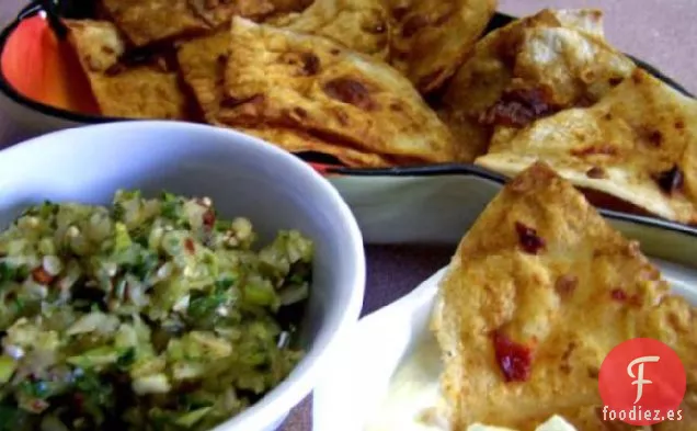 Chips de Adobo Con Queso de Cabra Caliente y Salsa de Cilantro
