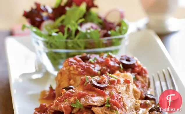 Muslos de Pollo con Aceitunas y Salsa de Tomate