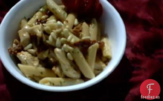 Penne Con Pollo, Tomates Secados al Sol y Piñones