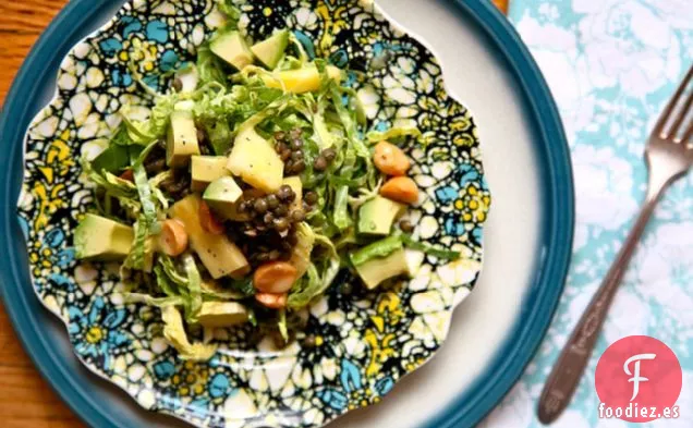 Ensalada de Col de Bruselas Afeitada con Vinagreta de Semilla de Amapola de Piña