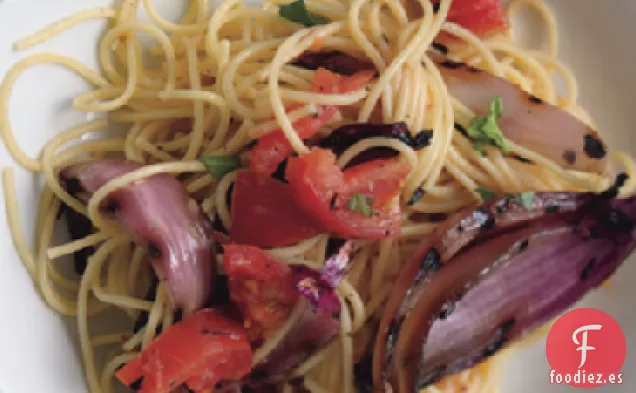 Espaguetis con Tomates Ahumados y Cebollas