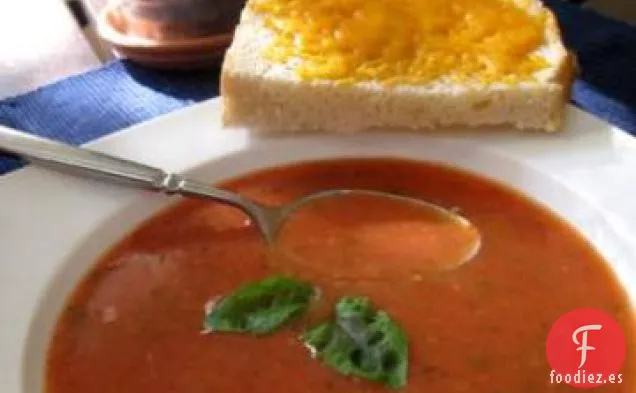 Sopa Casera de Tomate y Albahaca con Tostadas de Queso