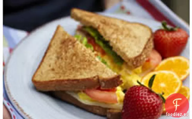 Sándwich de Huevos Revueltos, Tomate, Mozzarella y Albahaca