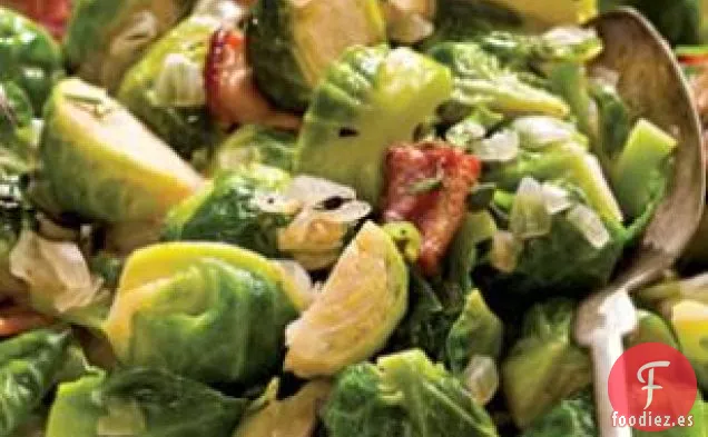 Coles De Bruselas Salteadas Con Tocino Y Cebolla