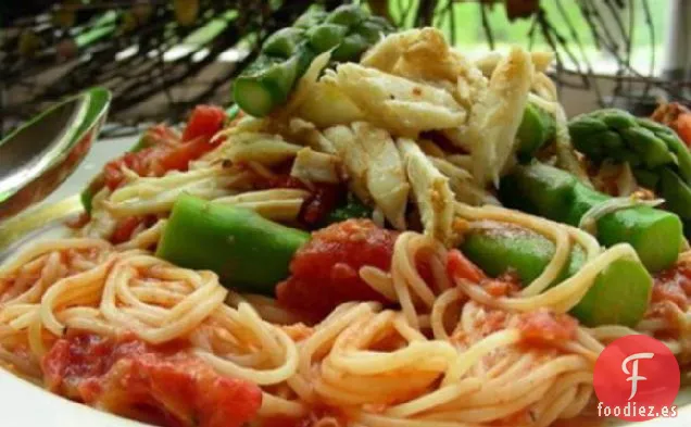 Espaguetis Con Cangrejo, Espárragos y Tomates Secados al Sol