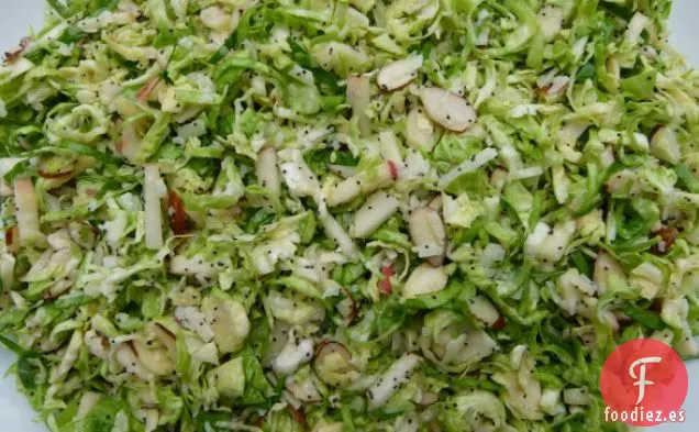 Ensalada Cruda De Coles De Bruselas Con Aderezo De Semillas De Amapola