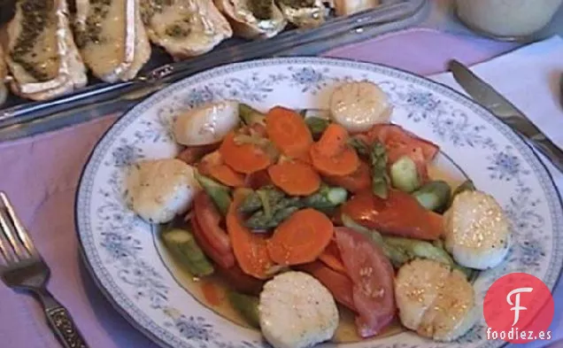 Vieiras Caramelizadas En Ensalada Tibia De Espárragos Y Tomate