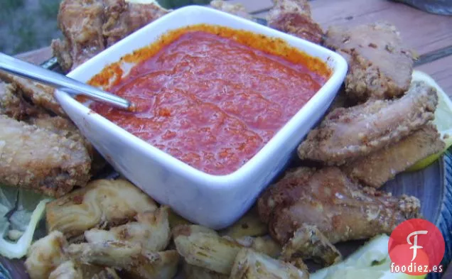 Pollo Frito y Alcachofas Con Salsa Brava