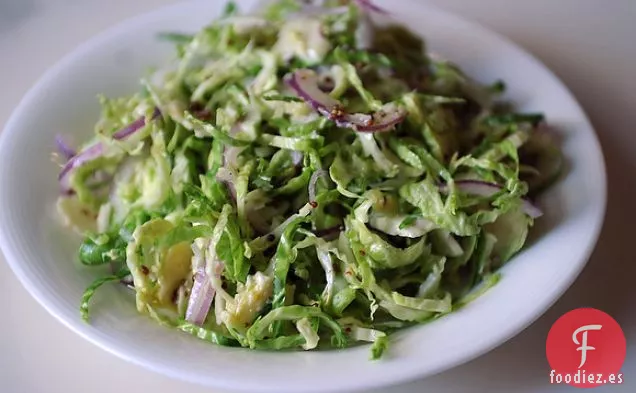 Ensalada De Col De Bruselas Afeitada Con Cebolla Roja, Limón Y Queso De Oveja