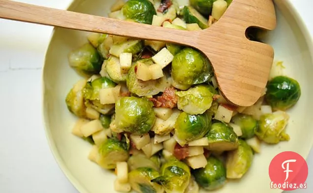Coles De Bruselas Glaseadas Y Manzanas En Mantequilla Y Nata Doradas