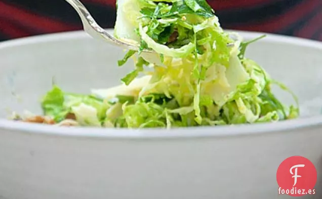 Ensalada de Coles de Bruselas Afeitadas con Vinagreta de Dijon