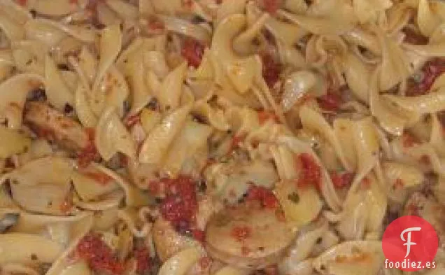 Salchicha, Alcachofa y Tomate Seco Al Sol Con Pasta