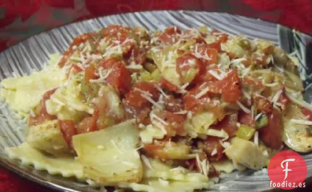 Ravioles De Queso Con Salsa de Tomate Fresco y Alcachofa