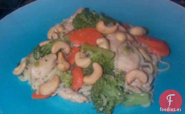 Salteado de Pollo, Brócoli y Anacardo (Receta de Dieta de Vientre Plano)