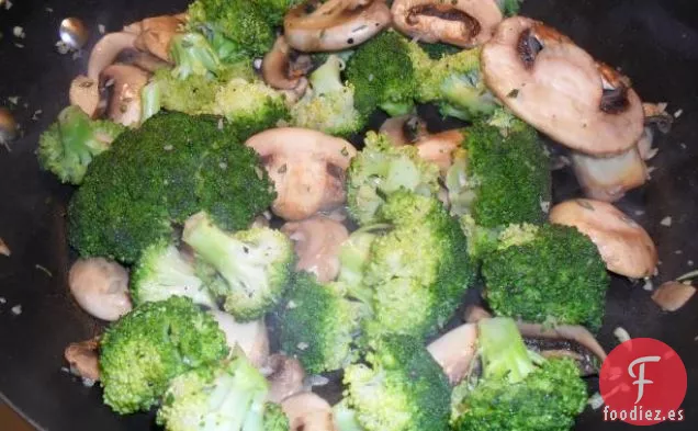 Brócoli con Ajo y Champiñones Con Romero