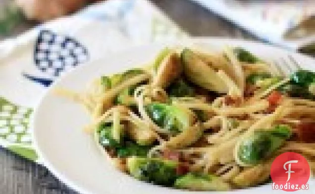 Linguini Con Coles De Bruselas, Tocino Y Chalotes Caramelizados