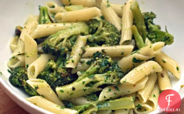 Penne de Diane Rossen Worthington con Brócoli Asado y Gremolata de Pistacho