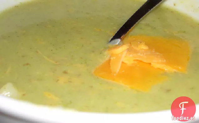 Sopa de Queso Cheddar de Patata Con Brócoli y Coliflor