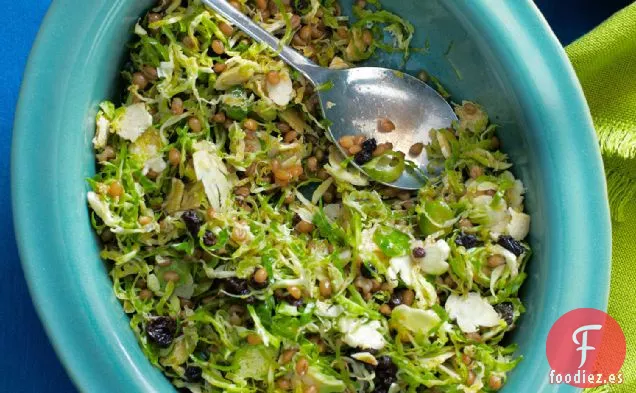 Coles de Bruselas y Ensalada de Bayas de Trigo con Aderezo de Pimentón Ahumado