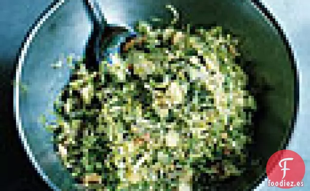 Ensalada de Col de Bruselas Afeitada con Nueces Frescas y Pecorino