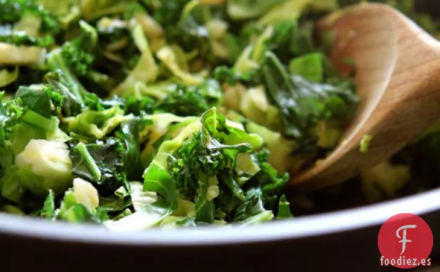 Ensalada De Coles De Bruselas Ralladas, Col Rizada Y Tocino De Pavo