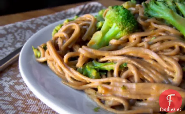 Fideos Con Brócoli y Salsa de Maní (Veganos y Sin Gluten)